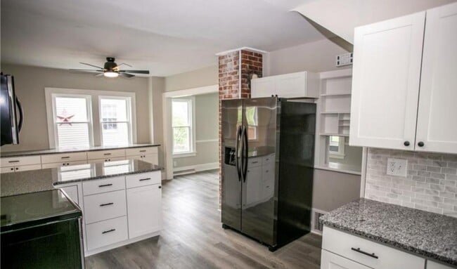 Building Photo - 209 E Hobart Ave