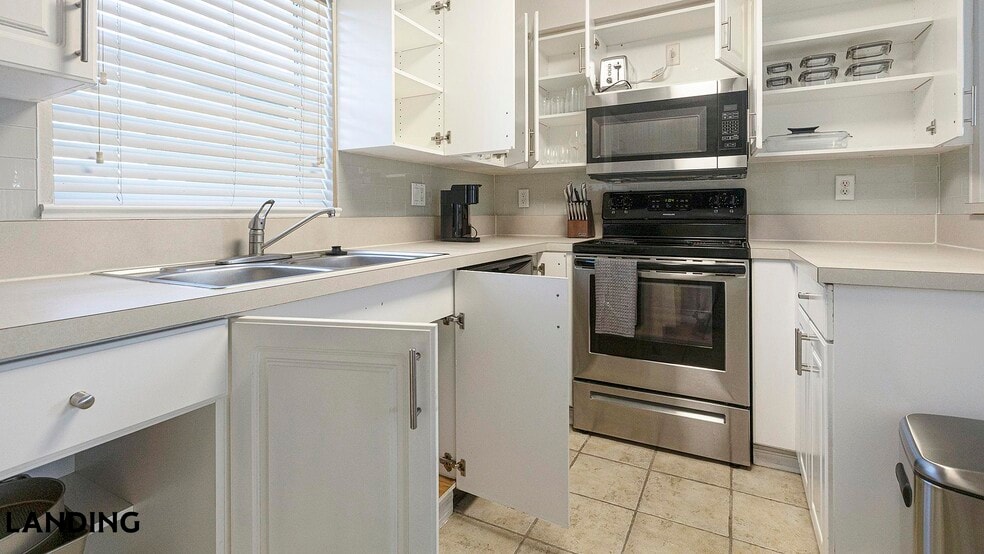 Building Photo - 3695 Island Club Dr