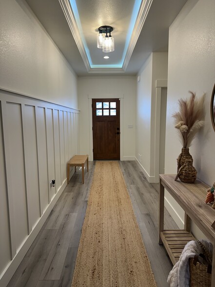 Entryway - 437 NW Coast Mountain Dr