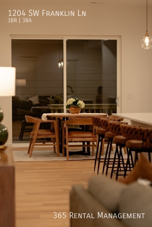 Building Photo - 1204 SW Franklin Dr