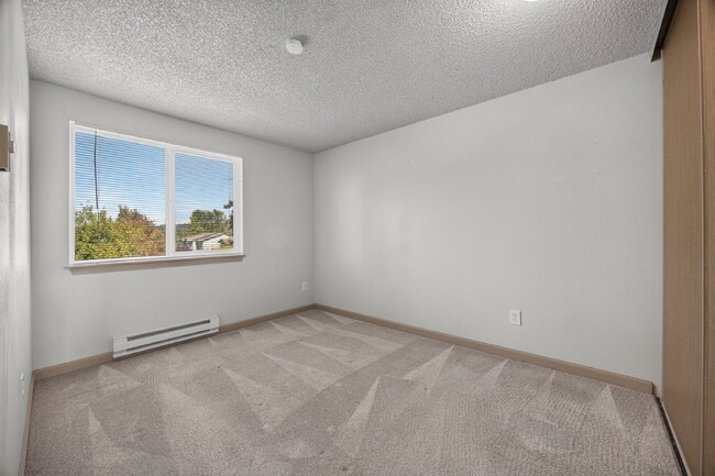 Building Photo - Your New Auburn Home Awaits — Bright 2BR Condo with Balcony & Pool Access