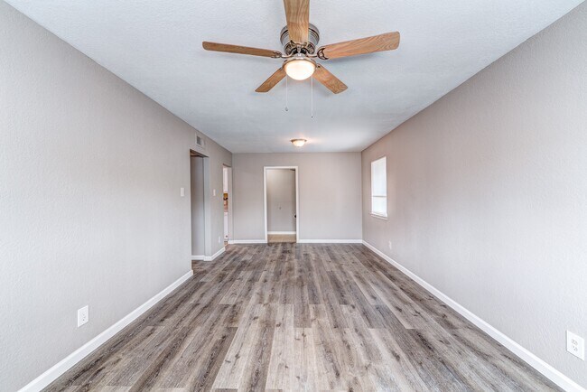 Building Photo - 523 Spring Dr