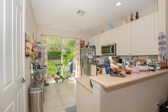 Building Photo - 9949 E Villa Cir