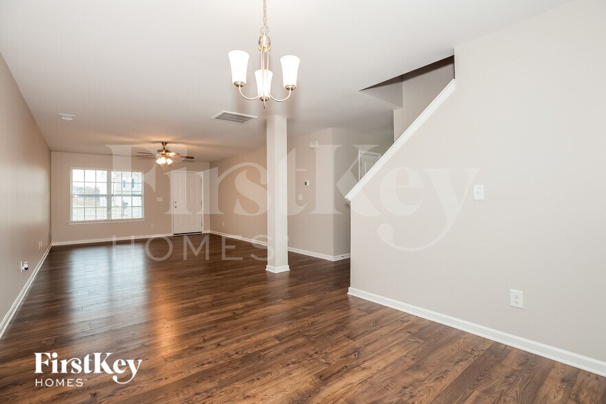 Building Photo - 1512 Summer View Ln