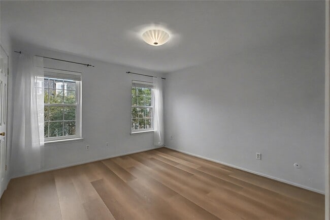 Building Photo - 357 N Post Oak Ln