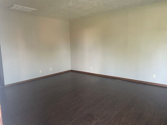 Building Photo - 223-225 Skylark Ct