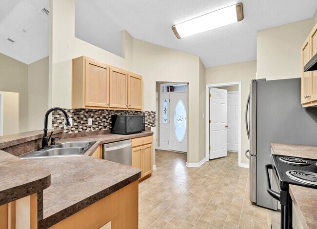 Building Photo - 4bed/2bath...Navarre home!