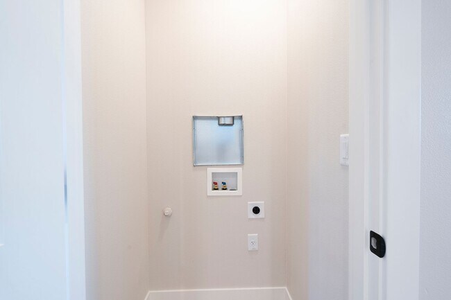 Building Photo - New Build 3 Bed, 1.5 Bath Rental Home in Centennial neighborhood!