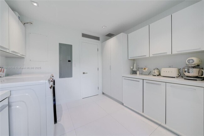 Building Photo - 475 Woodcrest Rd