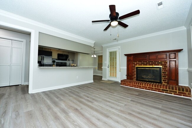 Building Photo - Close to Base, Beach and Downtown!