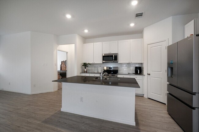 Building Photo - Move-In Ready Gem with Open Layout & Prime Location