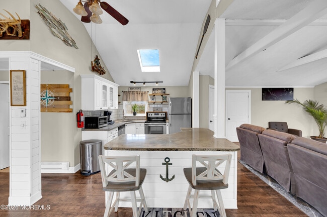 Building Photo - 14 Chestnut St