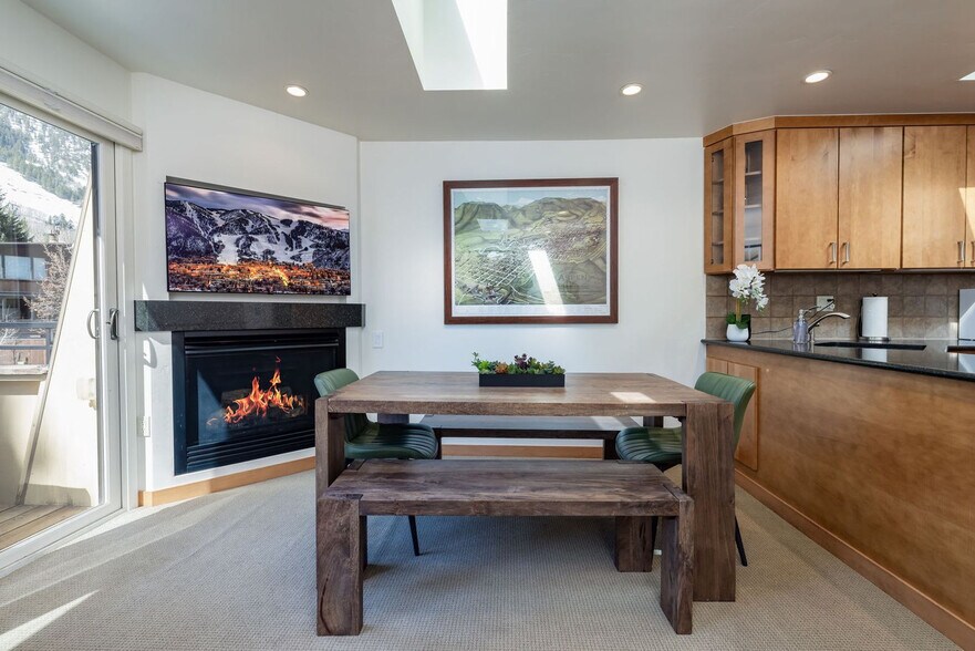 Building Photo - 835 E Durant Ave