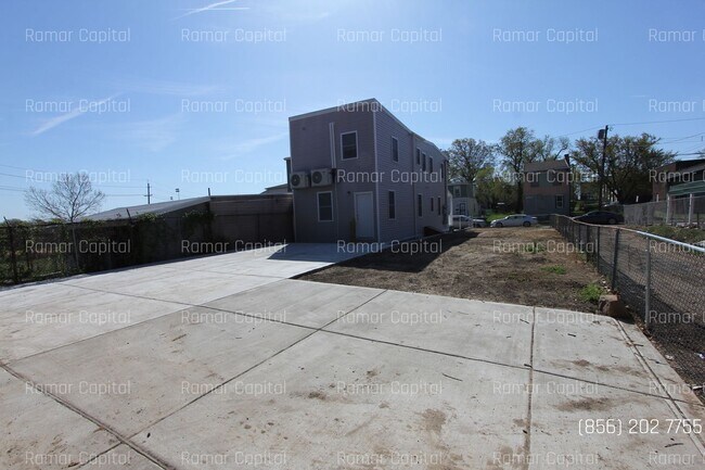 Building Photo - 2927 Thompson St