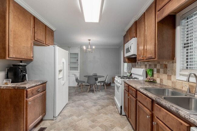 Building Photo - Fall '24 - Close to campus - 3 bed/2 bath ...