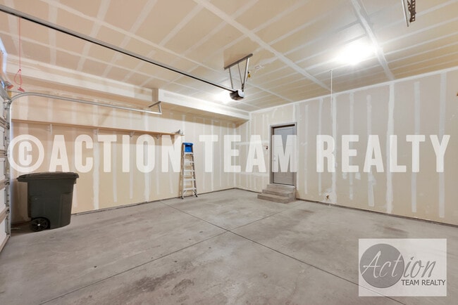 Building Photo - Townhome in Riverton!