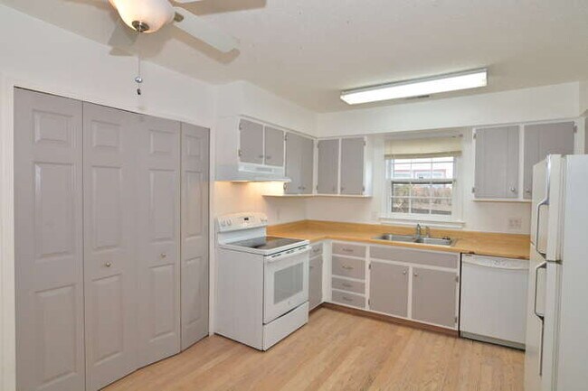 Building Photo - 1020 Tealwood Dr
