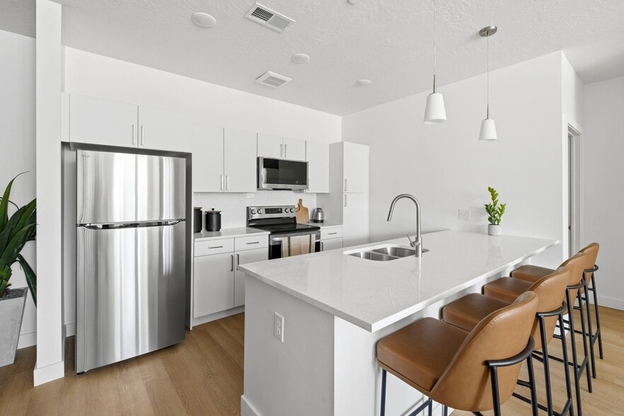 Building Photo - The Henley Apartments