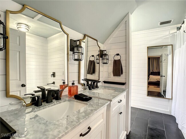 Building Photo - 207 SE 22nd St