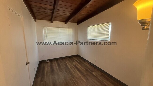 Building Photo - Great Central Home on Large Lot