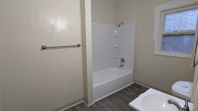 Building Photo - Welcome to this charming 3-bedroom, 1-bathroom home located in the heart of Akron