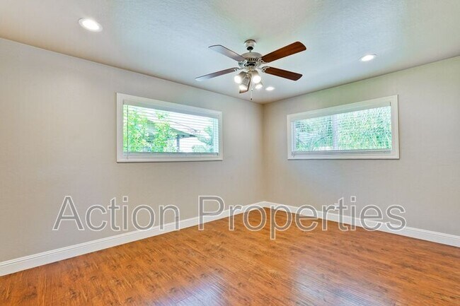 Building Photo - 4545 Moorpark Ave