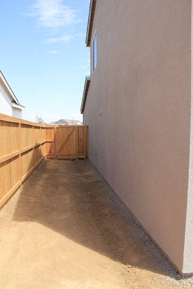 Building Photo - 3319 Golden Trails Ln