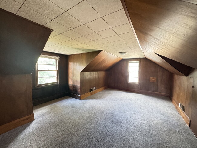 Building Photo - 3BR/1BA in Roseville Featuring A Sprawling Fenced Yard & An Attached Garage