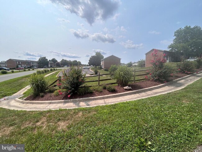 Building Photo - 222 Waterford Ln
