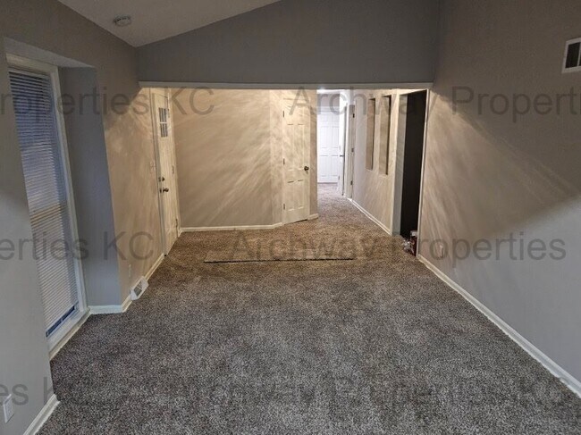 Building Photo - 1600 W Elm Terrace