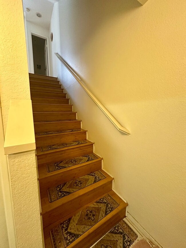 Building Photo - MOVE IN SPECIAL Light and Bright North Par...