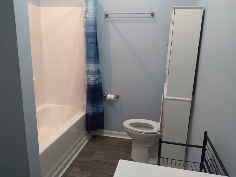 Bath - 1284 Mackey Scott Rd