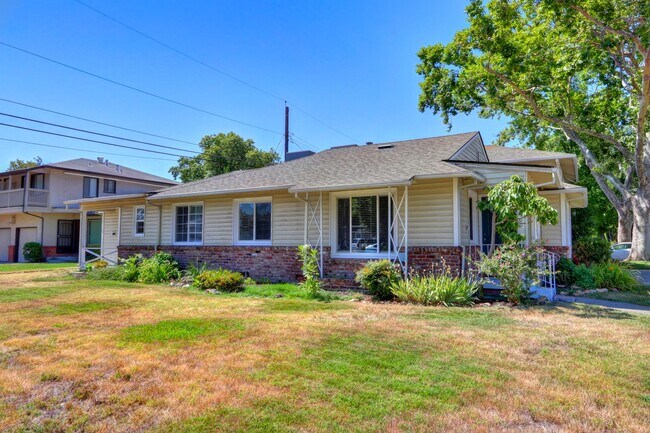 Building Photo - 5400-5402 Folsom Blvd