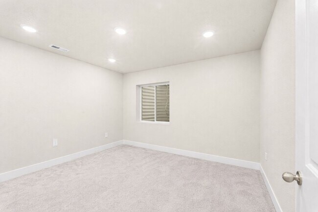 Building Photo - Gorgeous 5 Bed 3 bath Home In Aspen Meadows!!