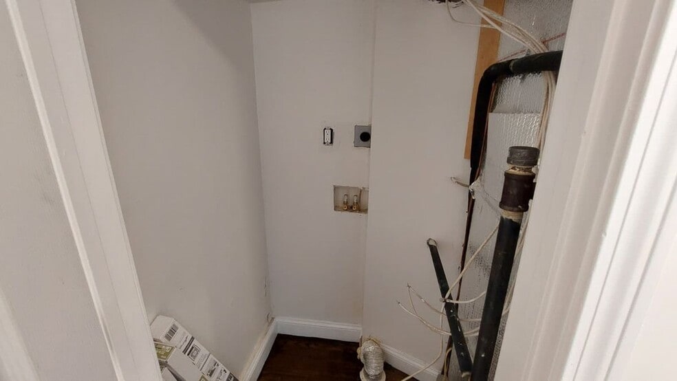 Building Photo - 69 Mora St