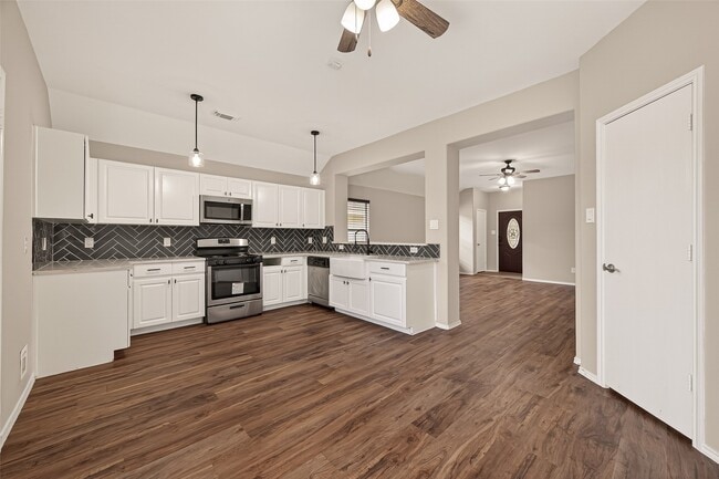 Building Photo - 9418 Belleclaire Ln