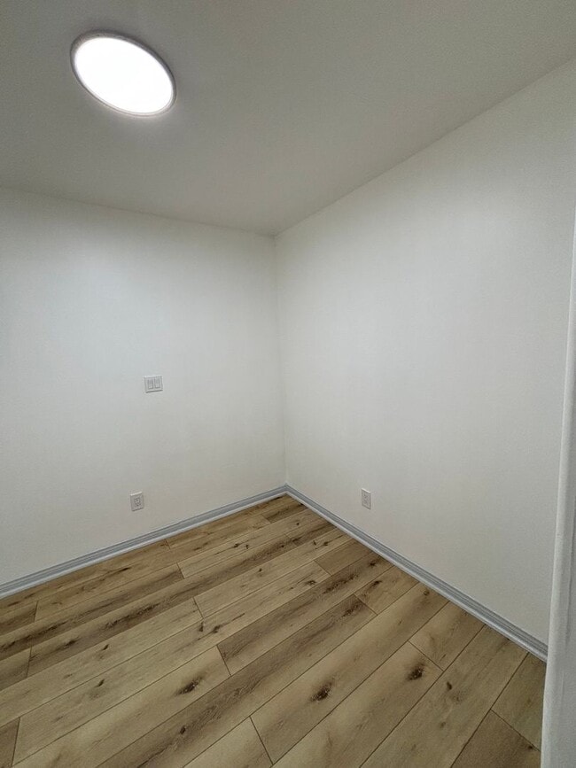 Building Photo - Beautiful Newly Renovated 1 Bedroom in Lon...
