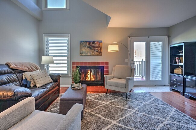 Building Photo - Beautiful 2+ Bedroom, 4 Level Townhome Wit...