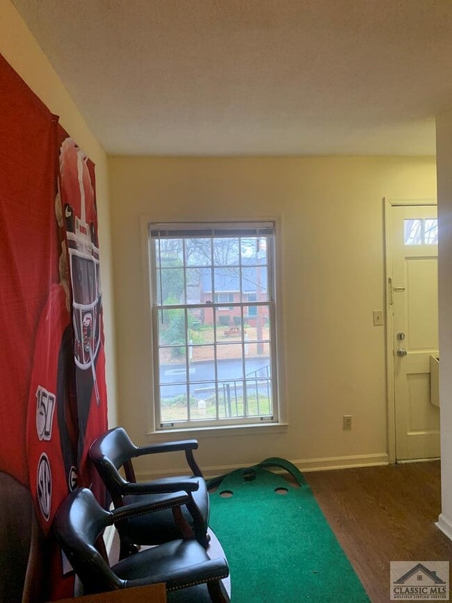 Building Photo - 350 S Pope St