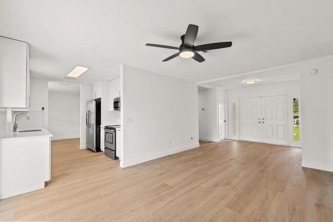 Building Photo - 1313 Pinetta Cir