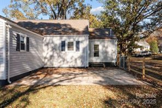 Building Photo - Remodeled Bungalow 3b,2ba, fenced yard - C...