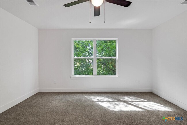 Building Photo - 1904 Royal Loop