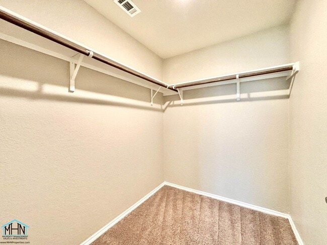 Building Photo - Live in Luxury in this beautiful 3bed/2bat...