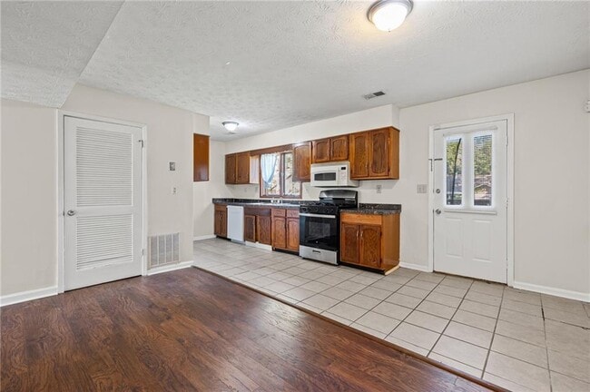 Building Photo - 2122 Fieldstone View Ct SE