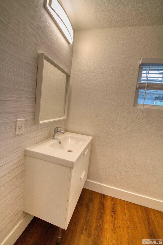 Building Photo - 550 W 10th St