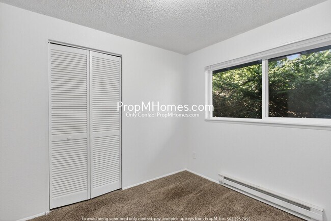 Building Photo - Three Bedroom Home in NE!