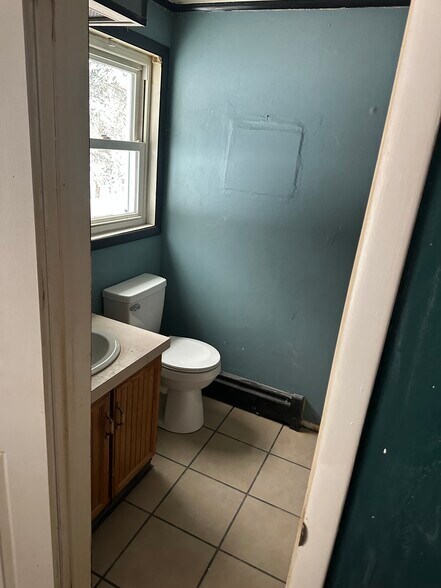 En-suite bath - 64 Wells Farm Rd