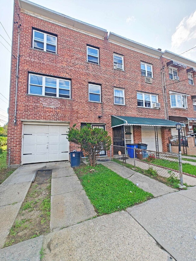 Building Photo - Spacious Fully Renovated Corner-Home Available Now!
