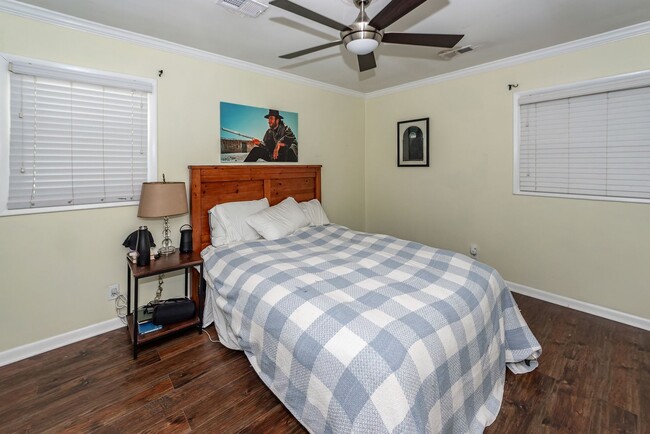 Building Photo - 3 Bedroom 2 Bath Home in West Ashley Plant...