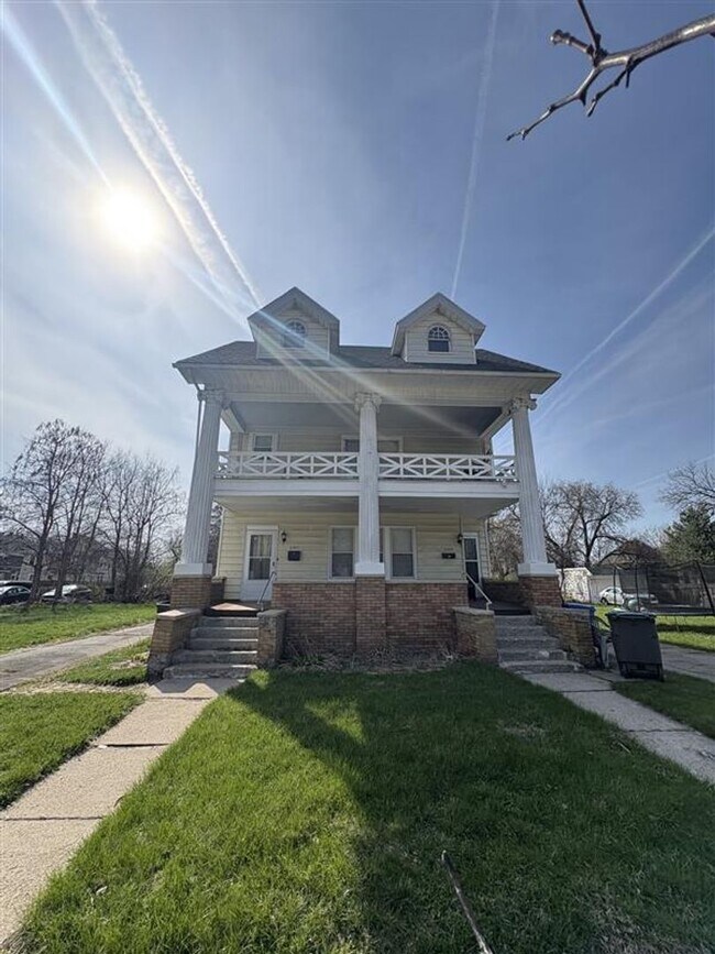 Building Photo - 2447/2449 Maplewood Ave